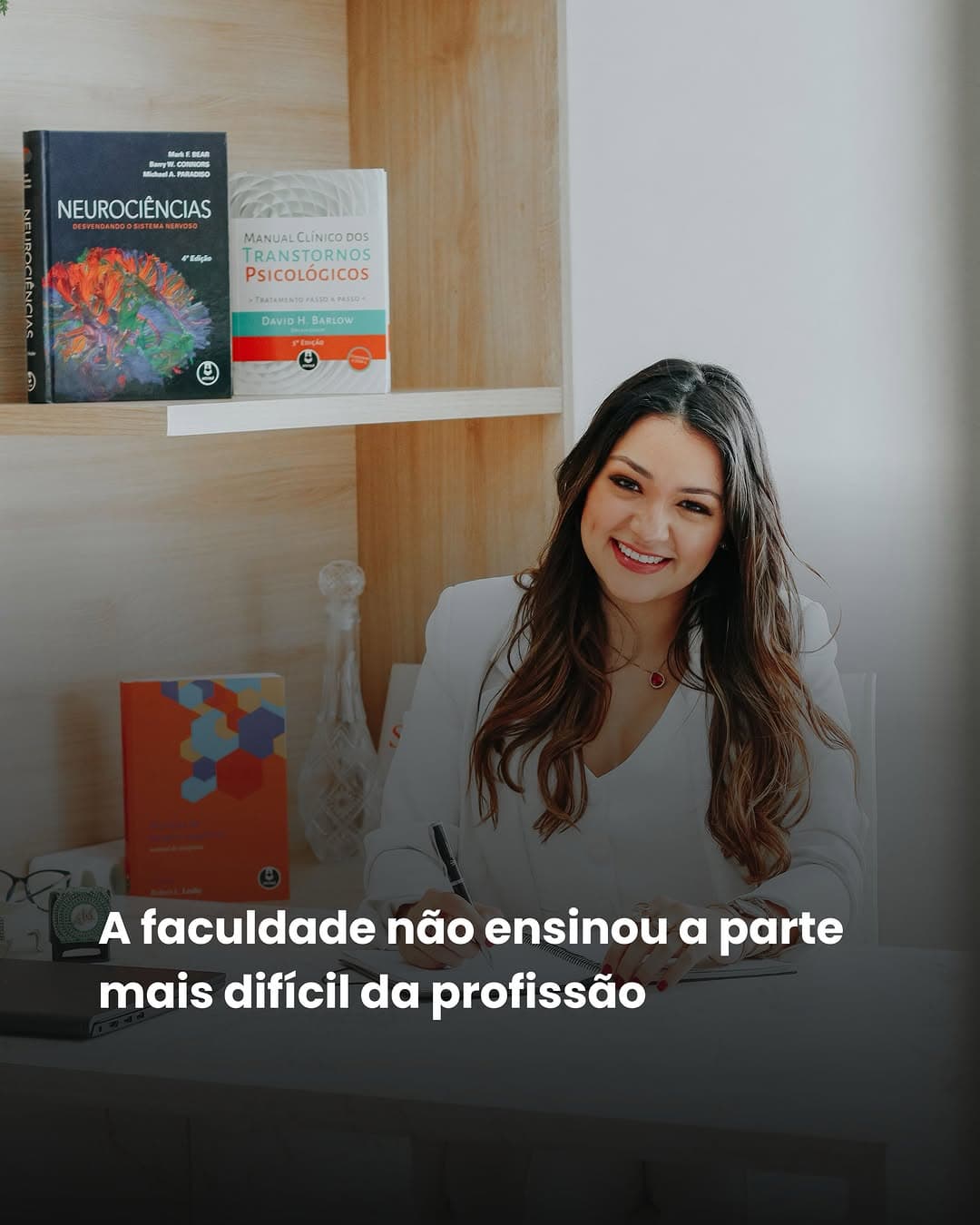 Outro dia eu estava pensando em quantas coisas uma psicóloga aprende ao longo da formação.

São anos de estudo.

Supervisão.

Leitura.

Prát