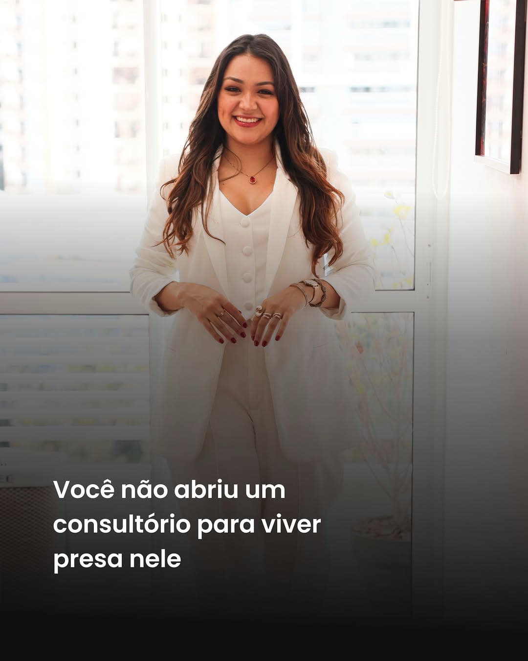 Quando uma psicóloga decide abrir o próprio consultório, geralmente ela está buscando mais autonomia.
Mais liberdade.
Mais alinhamento com a