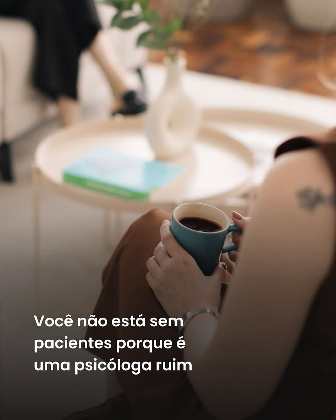 Muitas psicólogas passam anos tentando resolver a falta de pacientes da forma errada.
Fazem mais cursos. Buscam mais certificações. Estudam 